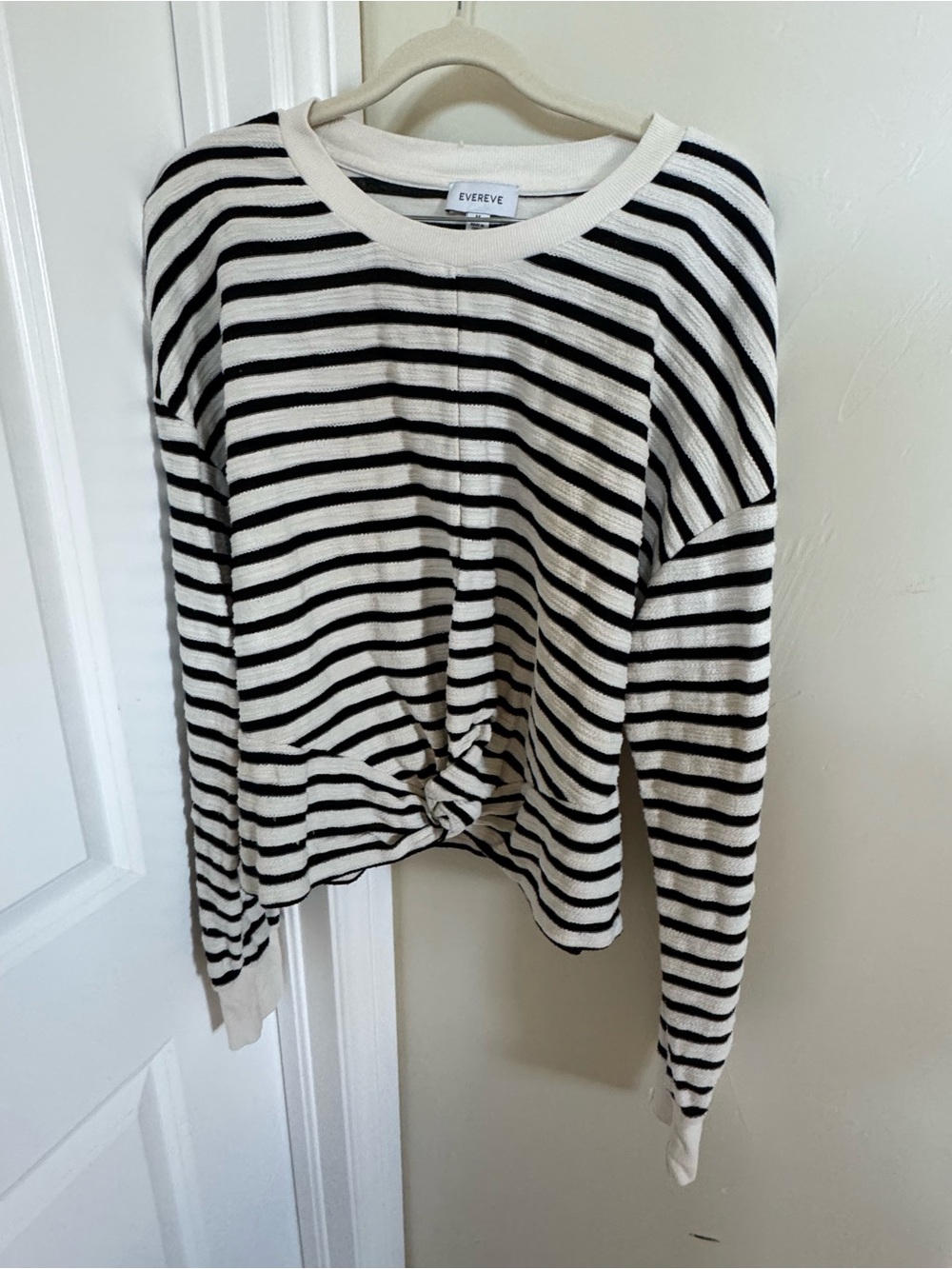 Evereve Black & Cream Striped Long-Sleeve Knot Hem Top